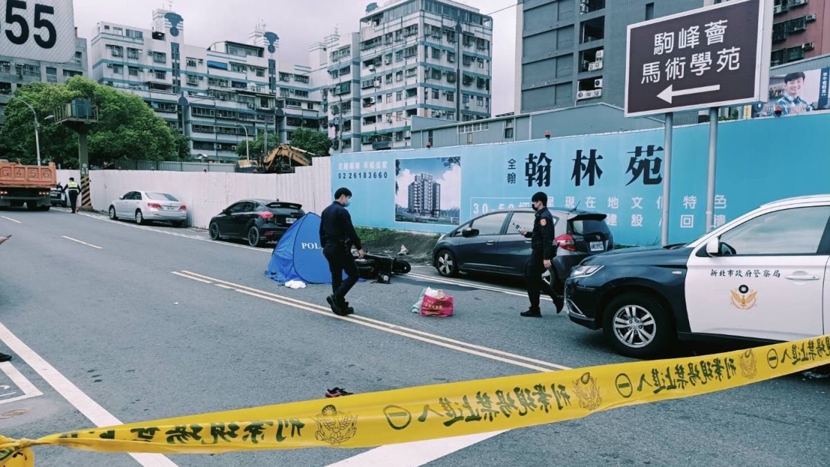 ▲曳引車疑右轉不慎，不幸輾斃姜婦。（圖／翻攝畫面）