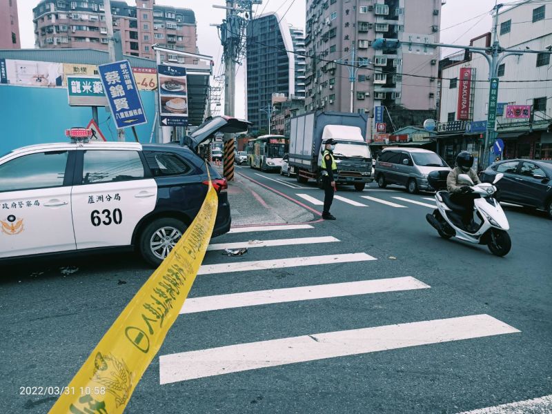 ▲事後經酒測，大貨車駕駛酒測值為0，詳細車禍原因還有待調查。（圖／翻攝畫面）