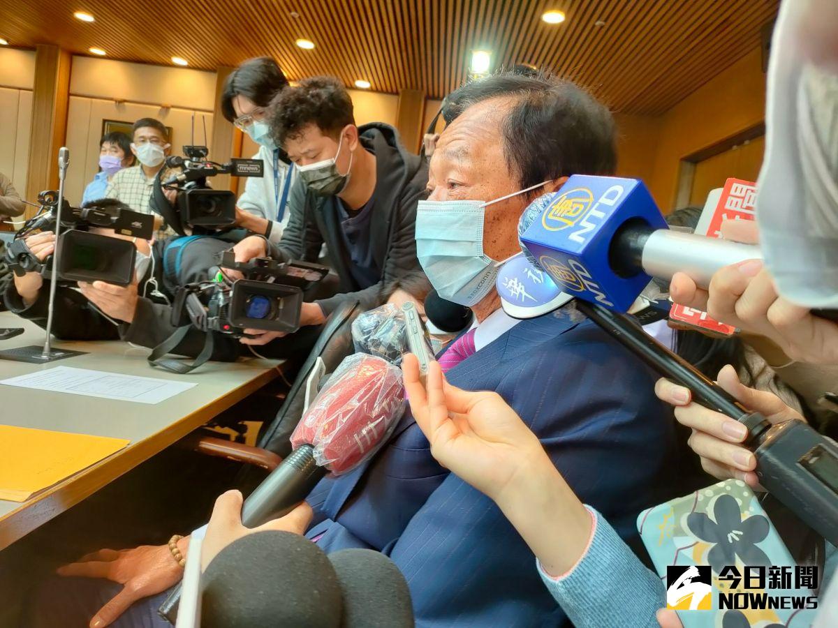 ▲鴻海創辦人郭台銘今（1）日出席記者會，被問及是否未來可能會再購買BNT新冠疫苗時，直言「國家沒有提出這個需求，我等了一年多了」。（圖／記者許若茵攝，2022.4.1）