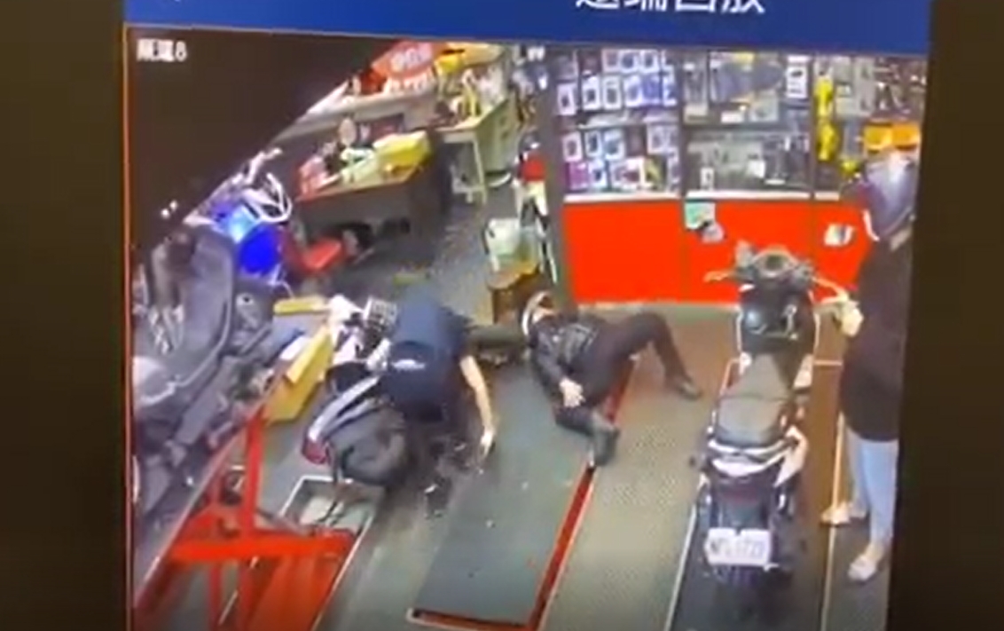 ▲該名女子將腳放進升降台下方，不慎遭夾傷。（圖／翻攝自臉書爆廢公社）