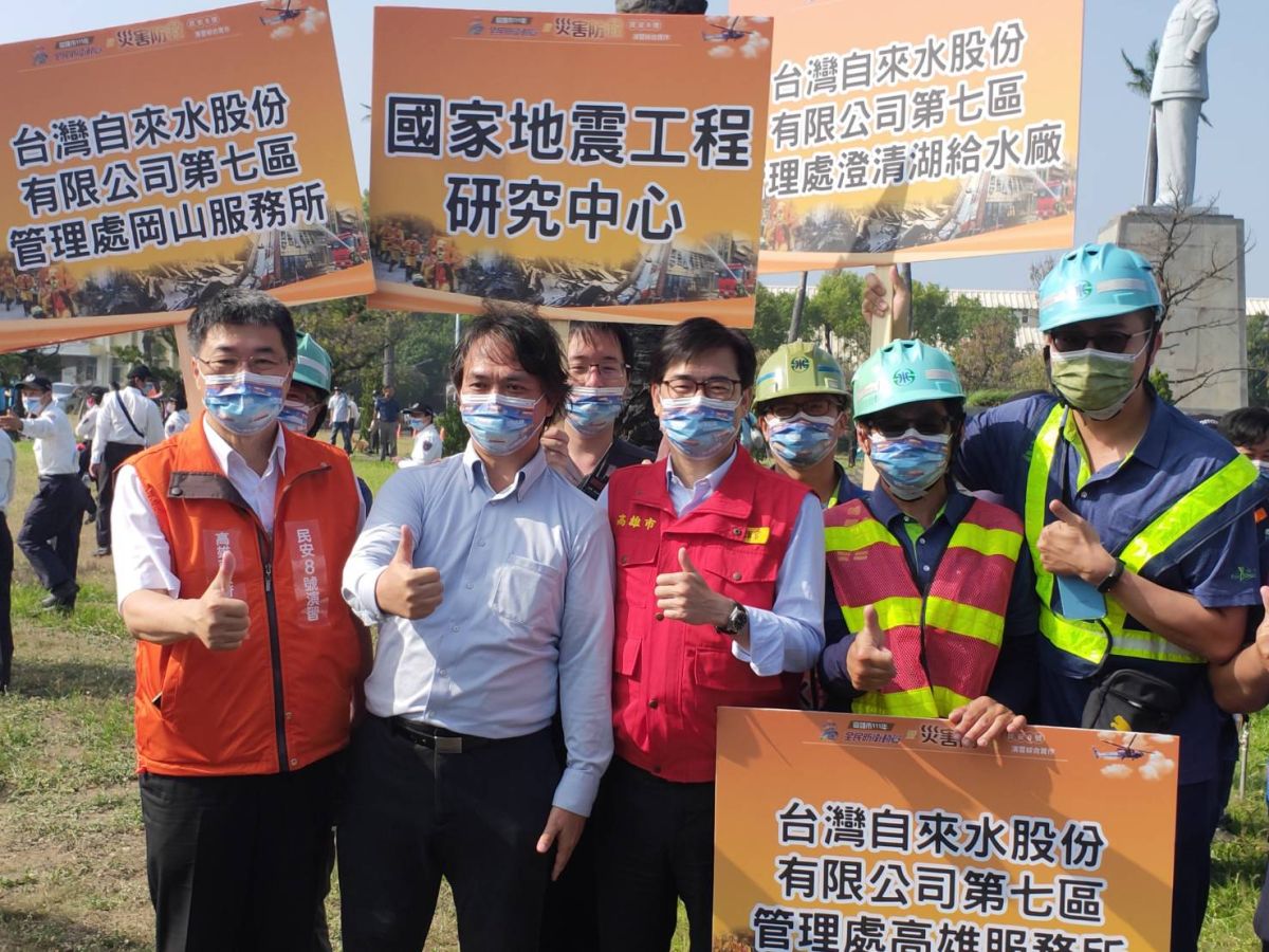 ▲市長陳其邁與演習參演單位合影並給予高度肯定。（圖／高市府提供）