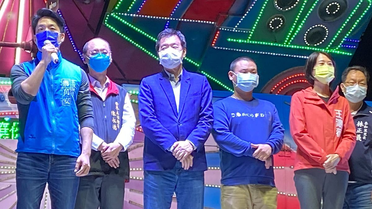 ▲國民黨台北市議員王鴻薇（右2）在臉書上公布國民黨立委蔣萬安（左1）與市議員陳永德（左2）的合照，批評外界「拔樁倒戈說」是想像豐富且經不起考驗的說法。（圖／翻攝王鴻薇臉書）