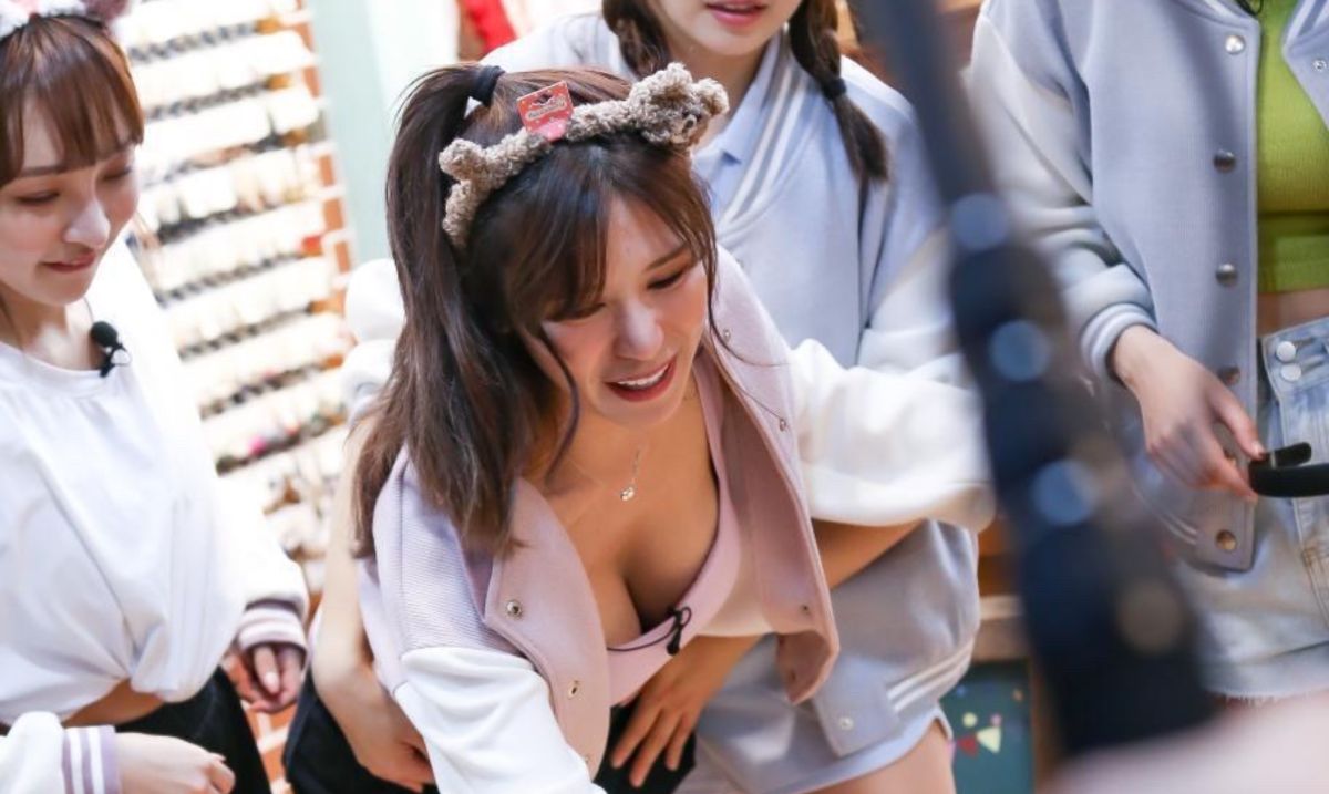 ▲樂天女孩沐妍彎腰洩身材。（圖／狼谷娛樂提供）