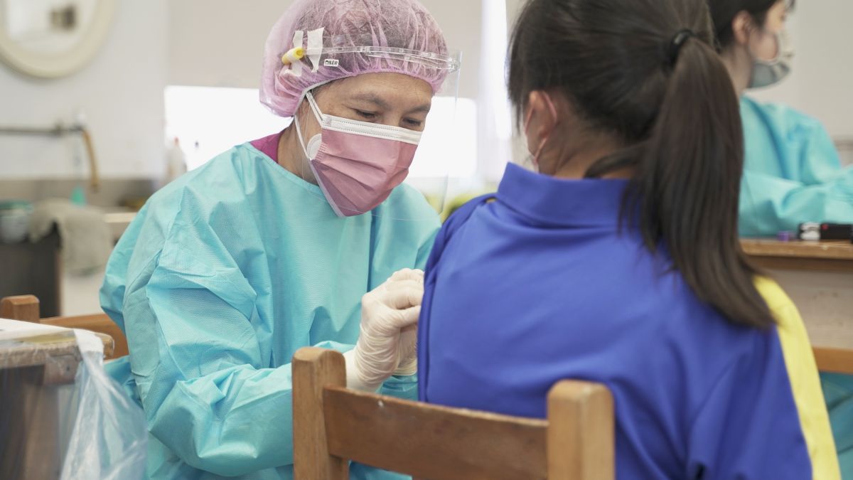 ▲指揮中心宣布新規定，完整接種3劑疫苗才能參加旅行團，觀光局表示有5類人可以例外。（接種疫苗示意圖／亞東醫院提供）