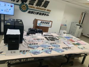 警方查扣金融卡、存摺、點鈔機、捆鈔機、手機及電腦桌機等證物1批。(圖/翻攝畫面) ▲警方查扣金融卡、存摺、點鈔機、捆鈔機、手機及電腦桌機等證物1批。(圖/翻攝畫面)