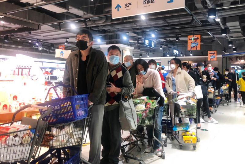 ▲上海實施封控管理，因此爆發搶菜潮，菜價也跟著飆漲。圖為30日上海民眾排隊搶買菜。（圖／美聯社／達志影像）