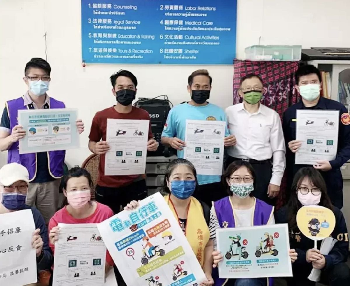 ▲楠梓警分局與高雄市區監理近日聯手辦理「快閃舉牌交通安全、防詐宣導活動」。（圖／警方提供）