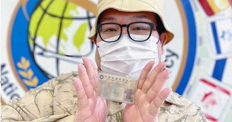 ▲泰國娘娘（ Alizabeth ）在31日驚喜地曬出「就業金卡」。（圖／翻攝自臉書）