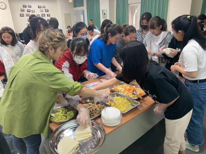 體驗台灣清明文化！高苑科大帶外籍生包潤餅
