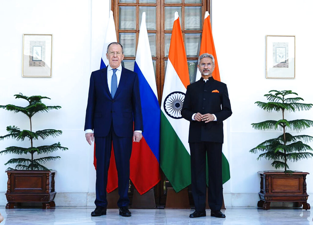 ▲英國和俄羅斯外交部長這兩天先後抵達新德里與印度外長會談。圖為俄羅斯外長拉夫羅夫與印度外交部長蘇杰生會面。（圖／美聯社／達志影像）