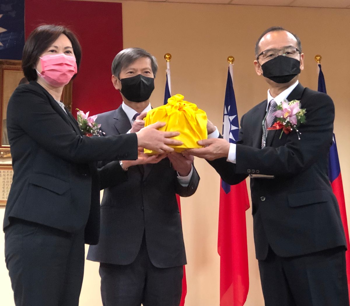 ▲財政部關務署高雄關舉行新卸任關務長交接儀式，新任關務長陳木榮(右)在關務署署長彭英偉(中)監交，由卸任關務長蘇淑貞(左)手中接下印信，完成交接，以利高雄關關務之推動。(圖／記者黃守作攝，2022.04.01)
