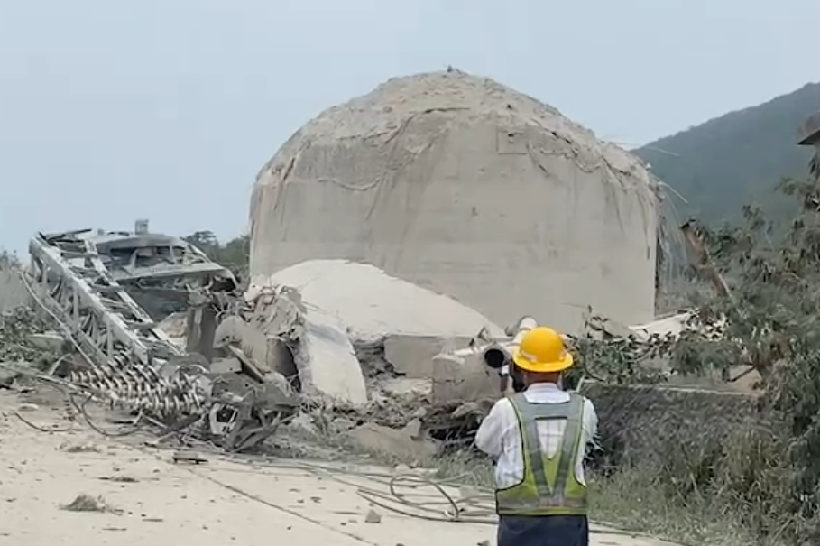 ▲東南水泥公司在拆除水泥塔的過程中，不慎將高壓電塔弄倒。（圖／翻攝畫面）