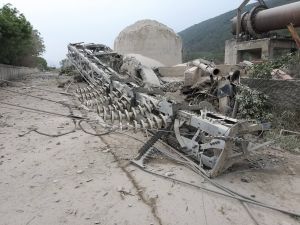 ▲高壓電塔不慎遭倒塌,造成高鐵一度無法送電。(圖/翻攝畫面) ▲高壓電塔不慎遭倒塌,造成高鐵一度無法送電。(圖/翻攝畫面)