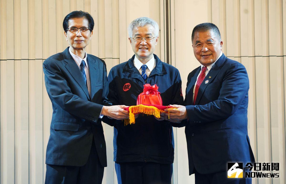 ▲桃園市不動產開發公會30日進行新舊任理事長交接，大睦建設董事長李文科將印信交給新任的滿鴻建設董事長劉守禮。（圖／記者李春台攝，2022.04.01）