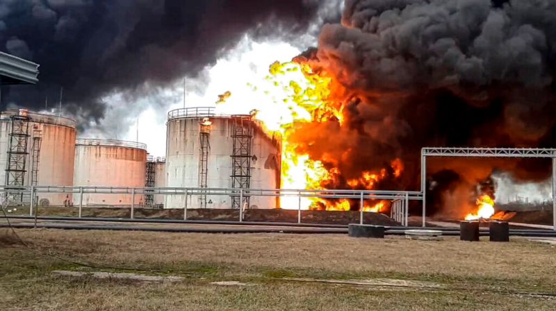 ▲俄羅斯別爾哥羅德州一座儲油設施燃起大火。（圖／美聯社／達志影像）