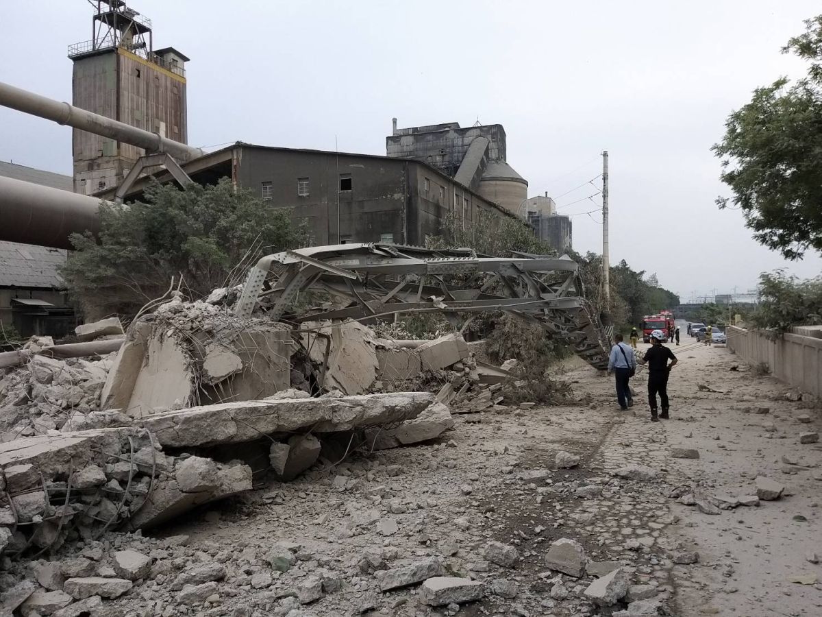 ▲針對高雄水泥廠拆廠房導致電塔倒塌，高市府初判營造廠拆除過程不慎，造成高塔倒塌，對拆除廠商處以最高新台幣9萬元罰鍰，並依公共危險罪送辦。（圖／台電提供）