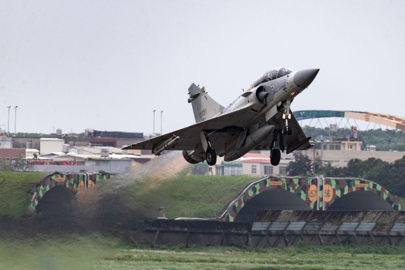 ▲今（10日）晚間8點，空軍新竹基地一架幻象戰機，於新竹外海失事，飛官1人跳傘，目前狀況未明，軍方搜救機已於嘉義基地飛前往救援。（示意圖／軍聞社提供）