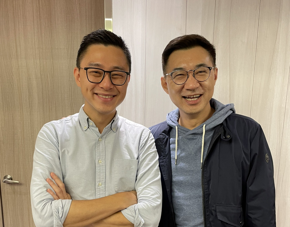 ▲左邊是曾任前黨主席江啟臣發言人的台北松信選區議員參選人詹為元，與右邊的江啟臣兩人長的超像。（圖／詹為元提供）