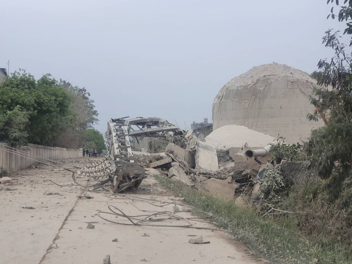 ▲東南水泥外包商在進行拆除作業時，施工不慎導致台電電塔倒塌，造成雙鐵停駛交通運輸系統受影響。（圖／翻攝畫面）