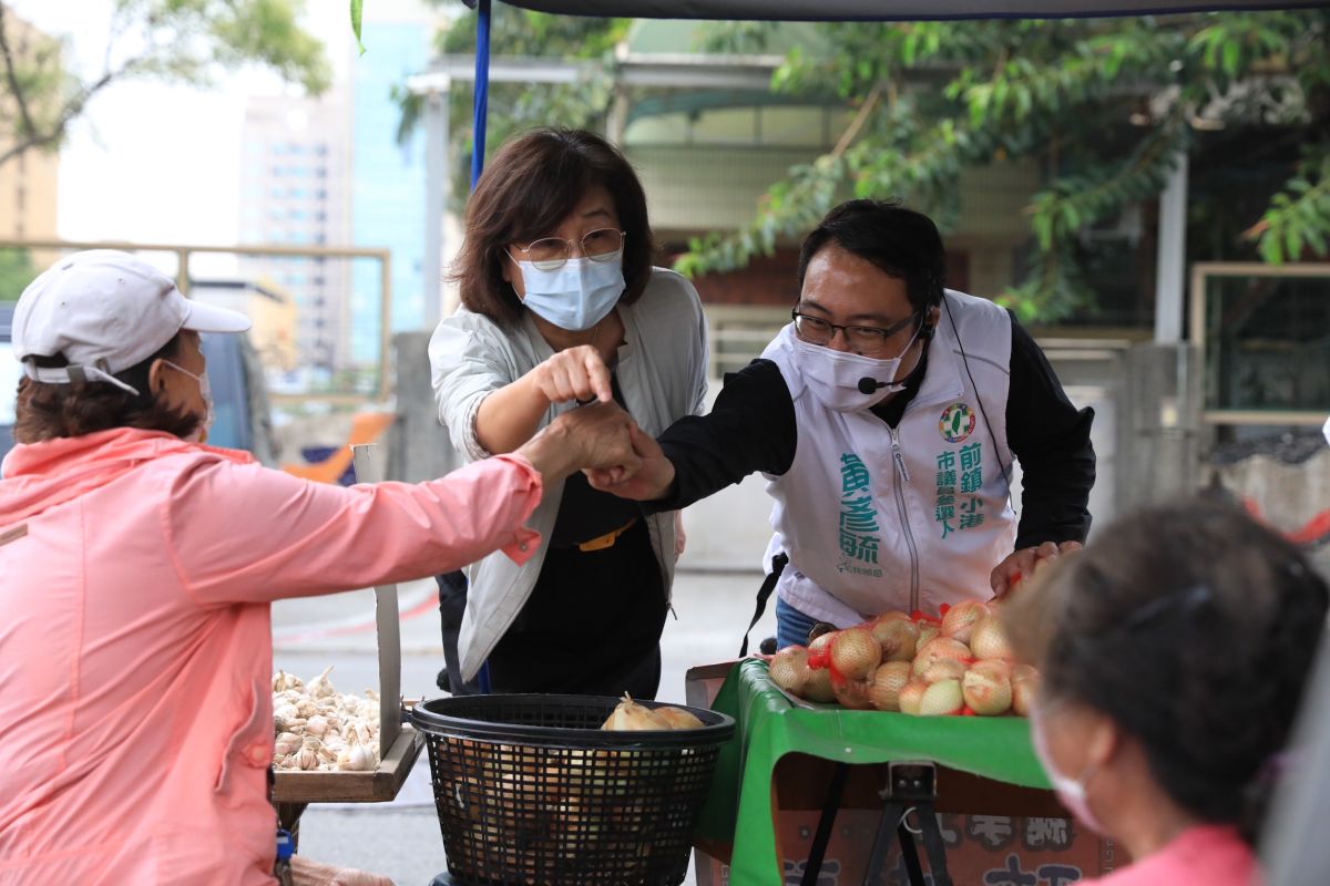 ▲民進黨前雲林縣長、立委蘇治芬今天特南下高雄，為同為雲林虎尾的高雄市前鎮小港區市議員參選人黃彥毓站台並陪同黃彥毓進入漢民市場拜訪。（圖／邁向過半大聯盟提供）