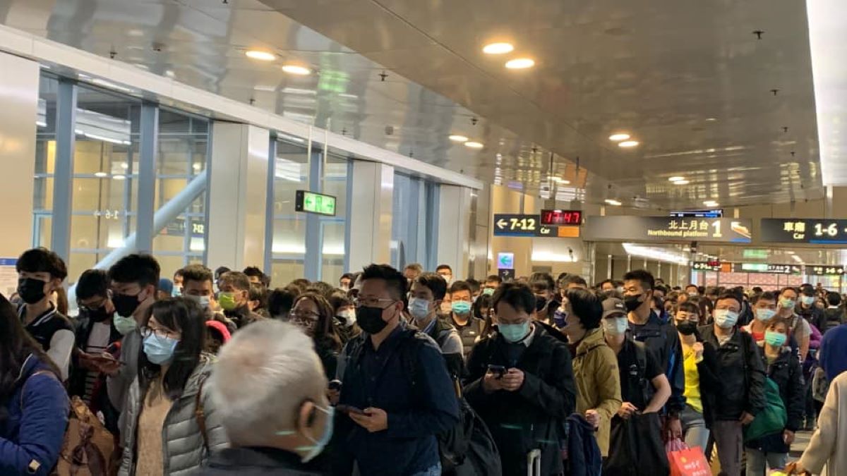 ▲因東南水泥工安意外，高鐵行駛受到影響，導致台南車站湧現許多乘客。（圖／民眾提供）