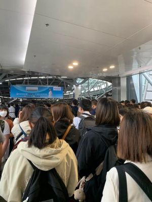 ▲高鐵台南車站擠滿清明連假返鄉的乘客。（圖／民眾提供）