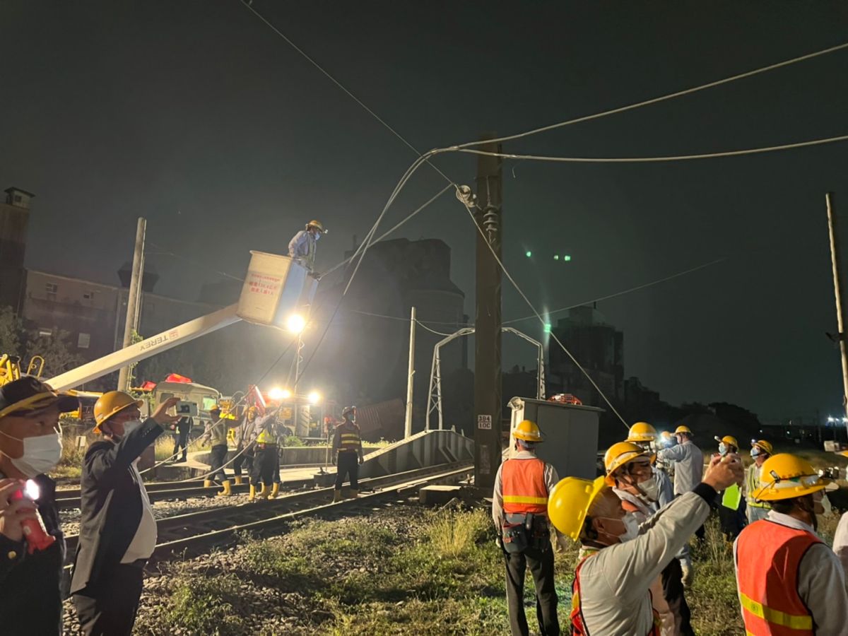 ▲為了雙鐵能及早通車恢復運行，台電人員目前已進場搶修中。（圖／台電提供）