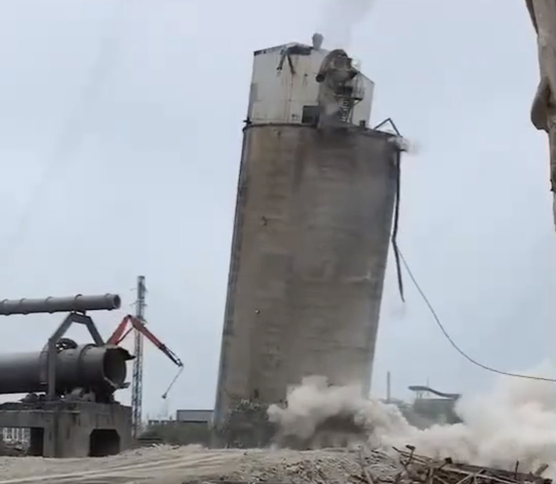 ▲高市楠梓區東南水泥舊廠拆除工程今天下午發生工安意外，水泥塔倒塌調電塔，高鐵斷電停駛。（圖／翻攝記者爆料網）