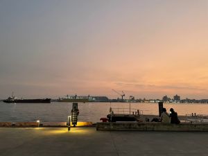 坐擁高雄港壯闊海景的掌門精釀棧貳庫門市,成為港都人氣酒館之一。(圖/記者黃宣尹攝) ▲坐擁高雄港壯闊海景的掌門精釀棧貳庫門市,成為港都人氣酒館之一。(圖/記者黃宣尹攝)