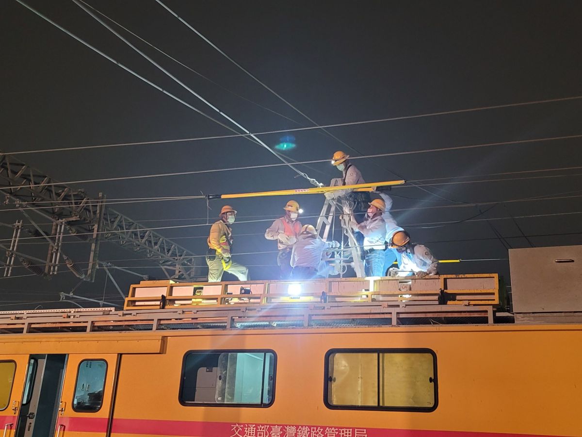 ▲台灣鐵路工會稍早發出聲明怒批，台鐵也正在接駁旅客，斷電退票後台鐵的營運損失由誰來擔？（圖／高市府提供）