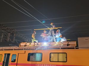 ▲該起工地事故,現場人員包含工務局、消防局、警察局、勞工局、台電、台鐵等共計200多人儘速搶修掉落的電線。(圖/高市府提供) ▲該起工地事故,現場人員包含工務局、消防局、警察局、勞工局、台電、台鐵等共計200多人儘速搶修掉落的電線。(圖/高市府提供)