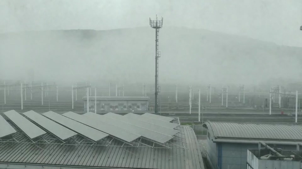 ▲東南水泥包商今（1）日進行水泥高塔拆除工程，水泥高塔倒塌壓倒高壓電塔，激起一陣巨大揚塵，造成嚴重空氣污染，環保局將依違反空污法32條規定處以重罰500萬元罰鍰。（圖／翻攝畫面）