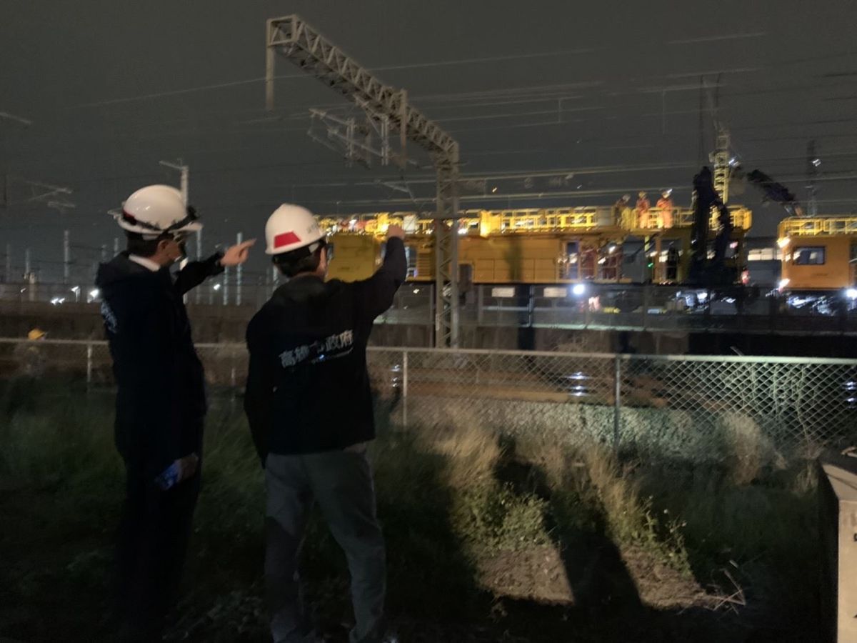 ▲東南水泥塔倒塌壓垮高壓電塔，電力異常導致台鐵高鐵停駛。（圖／翻攝畫面）