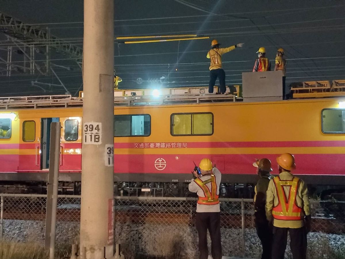 ▲日前東南水泥事故影響全台旅客運輸，台鐵高鐵一度停擺。圖為台電搶修畫面。（圖／高市府提供）