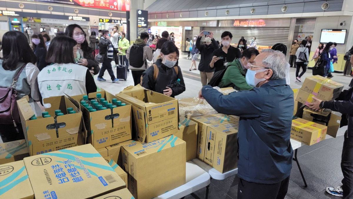 ▲台南副市長戴謙於台南高鐵站發送包子、芋頭酥等點心讓久候的乘客補充體力（圖／記者林怡孜攝，2022,04,01）