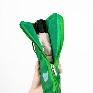 ▲BT21輕便雨傘可搭配多功能毛巾袋收納，也能放入寶特瓶。（圖／野獸國提供）