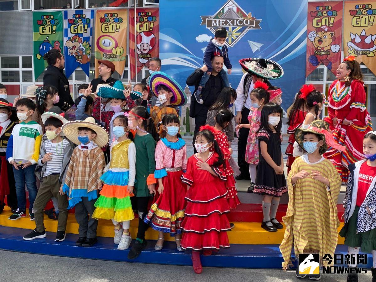 ▲台中葳格小學今天舉辦墨西哥文化週，師生穿戴墨西哥傳統服飾，唱歌跳舞嗨翻了。（圖／記者金武鳳攝，2022.4.1)