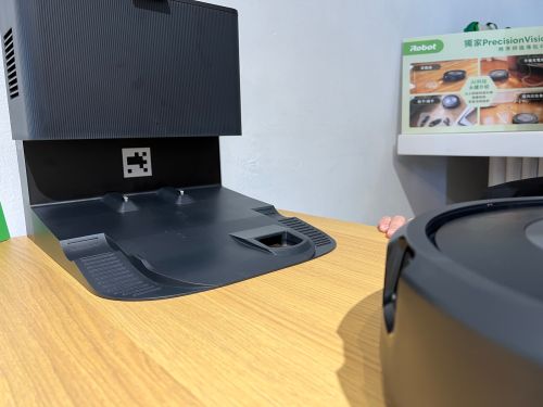 iRobot Roomba j7+掃地機器人。(圖/記者周淑萍攝) ▲iRobot Roomba j7+掃地機器人。(圖/記者周淑萍攝)