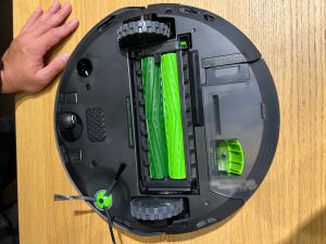 ▲iRobot Roomba j7+掃地機器人。（圖／記者周淑萍攝）