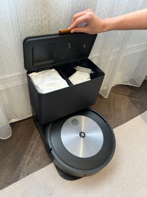 ▲iRobot Roomba j7+掃地機器人。（圖／記者周淑萍攝）