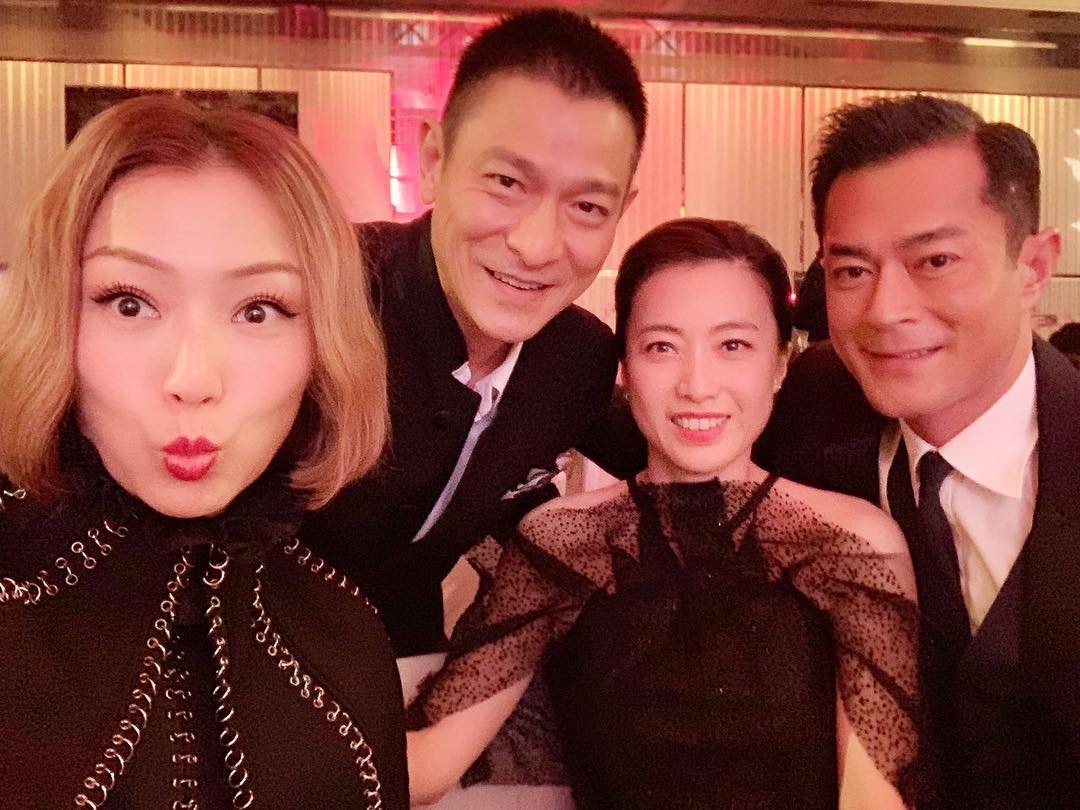 ▲甘比(右2)如今是超級富豪，和古天樂(右起)、劉德華、鄭秀文等巨星都有交情，演藝圈關係深厚。(翻攝甘比IG)