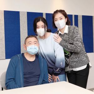 甘比、劉鑾雄 ▲甘比(右起)帶著大女兒劉秀樺陪劉鑾雄去打疫苗。翻攝影甘比IG