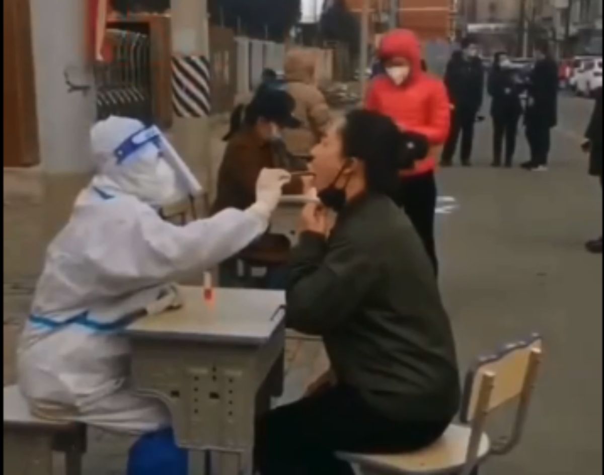 ▲中國吉林省轄下的白城市，被爆官方讓多人共用1支檢測棉花棒採檢。（圖／擷取自影片）