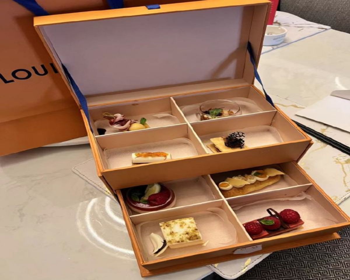 ▲在上海等地因疫情導致物資短缺或取得不易的情況下，有奢華名牌店大量採購物資，製成精美的菜餚或點心禮盒送給客戶，引發爭議。（圖／翻攝自微博）