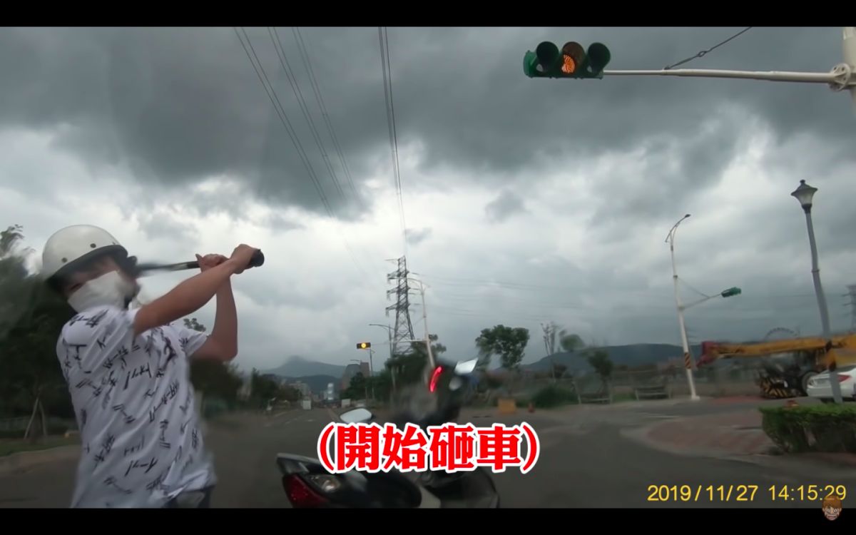 ▲蔡阿嘎（左）持球棒砸車，但該影音為玩笑話。（圖／蔡阿嘎YouTube）