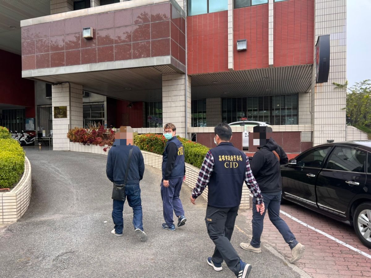 ▲東南水泥廠崩塌釀禍，工程包商現場負責人、現場工安負責人、吊車司機，以及東南水泥廠工安負責人等四人到案說明。（圖／翻攝畫面）