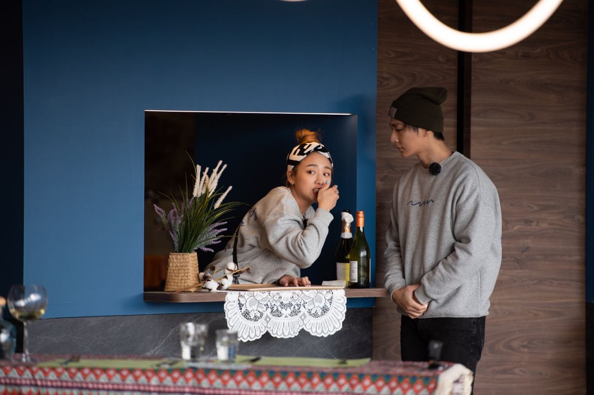 ▲吳映潔（左）狂進廚房，突然跟姚元浩（右）起爭執。（圖／TVBS提供） 