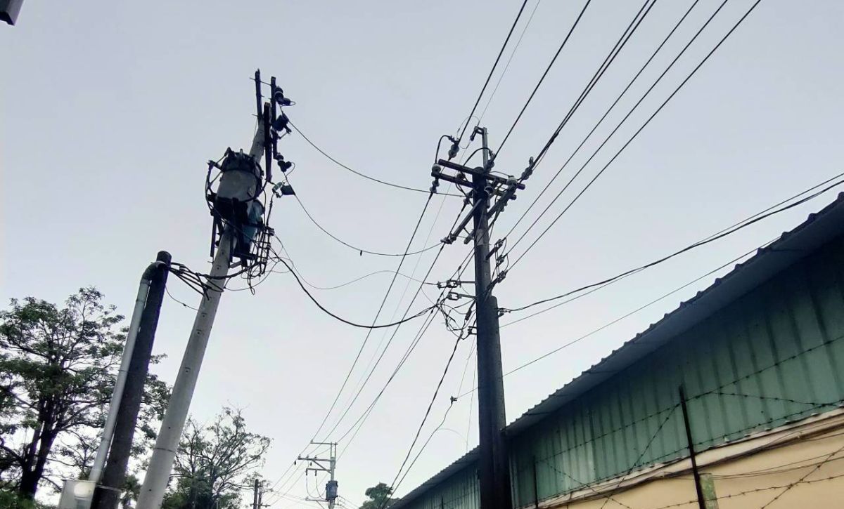 ▲高雄市燕巢區與大社區部分地區今（2）日因鳥獸碰觸導致饋線跳脫，造成2729戶停電。（圖／翻攝畫面）