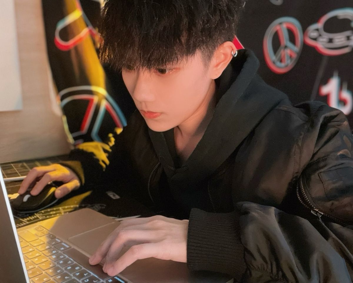 ▲TikTok 創作者「云」工作時側拍，影片大多在自己的房間內拍攝。(圖／創作者提供)