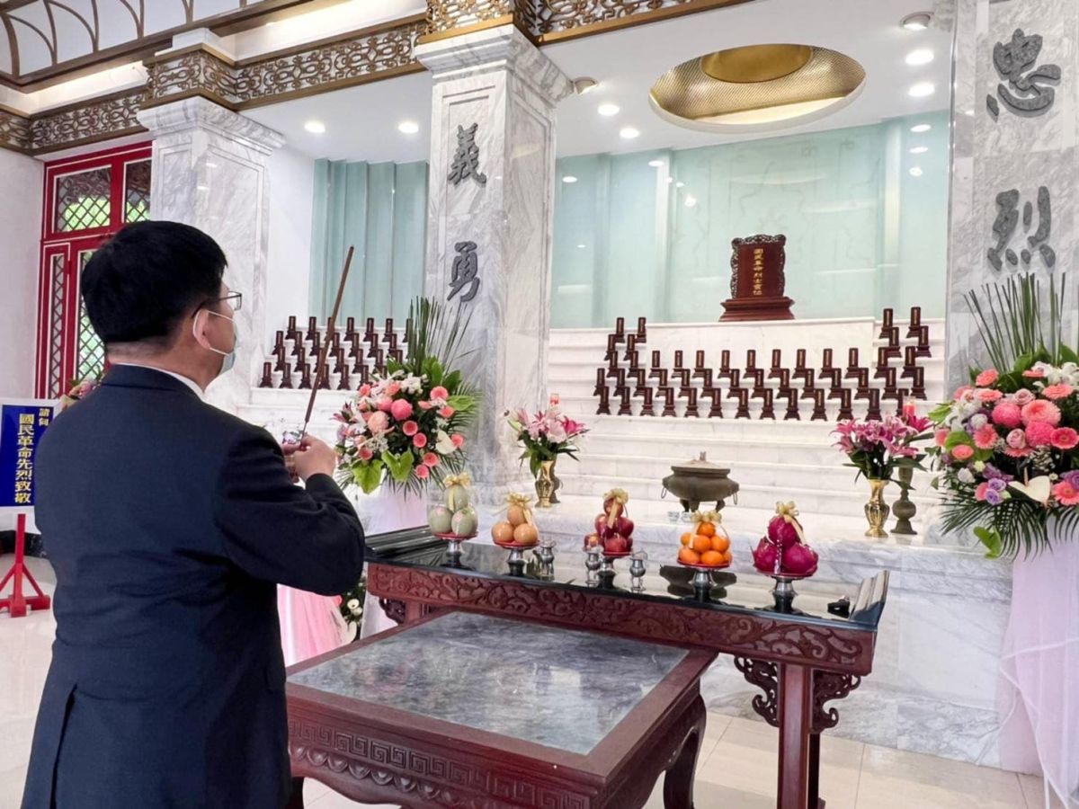 ▲交通部前部長、無任所大使林佳龍今（2）日祭拜殉職台鐵司機員袁淳修、助理司機員江沛峰。（圖／翻攝林佳龍臉書）